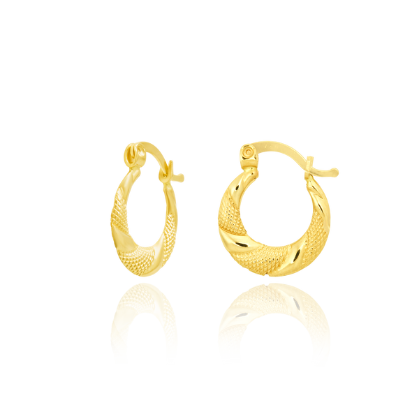 Boucles d'oreilles créoles  sablées et lisses en Or Jaune, 18 Carats - 750/000.  Les créoles, véritables accessoires de mode intemporels, ajoutent une touche d'élégance à n'importe quelle tenue.    CARACTERISTIQUES :  Diamètre (cm) : 1.50 Epaisseur (mm) : 2.25 Poids (gr) : 1.33   Matière : Or 18 Carats - 750/000 19633 - 20019 