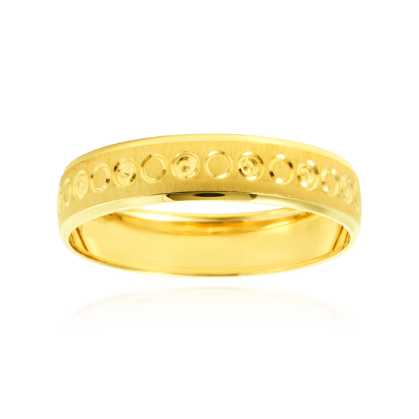 Alliance bombée finition mate et brillante avec des motifs ronds en Or Jaune 18 Carats - 750/000.  L'alliance est plus qu'un simple bijou, elle est la matérialisation physique d'un amour inconditionnel entre deux êtres.  Gravure possible   CARACTERISTIQUES :  Poids (gr) : 2.49 Largeur (mm) : 5.00 Matière : Or 18 Carats - 750/000 19947 7 