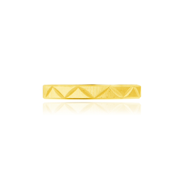 Alliance diamantée motif chevron en Or Jaune 18 Carats - 750/000.  L'alliance est plus qu'un simple bijou, elle est la matérialisation physique d'un amour inconditionnel entre deux êtres.  Gravure possible   CARACTERISTIQUES :  Poids (gr) : 1.56 Matière : Or 18 Carats - 750/000 Largeur (mm) : 2.60 19958   /00, 2.6mm  L'alliance est plus qu'un simple bijou, il est la matérialisation physique d'un amour inconditionnel entre deux êtres.