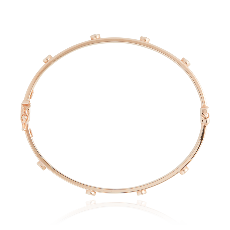 Jonc serti de 8 zirconiums clos, en Or Rose 18 Carats - 750/000.  Qu'il soit classique ou fantaisiste, le bracelet saura sans conteste faire plaisir.     CARACTERISTIQUES :  Poids (gr) : 7.06 Diamètre jonc (cm) : 6 Matière : Or 18 Carats - 750/000 19970 