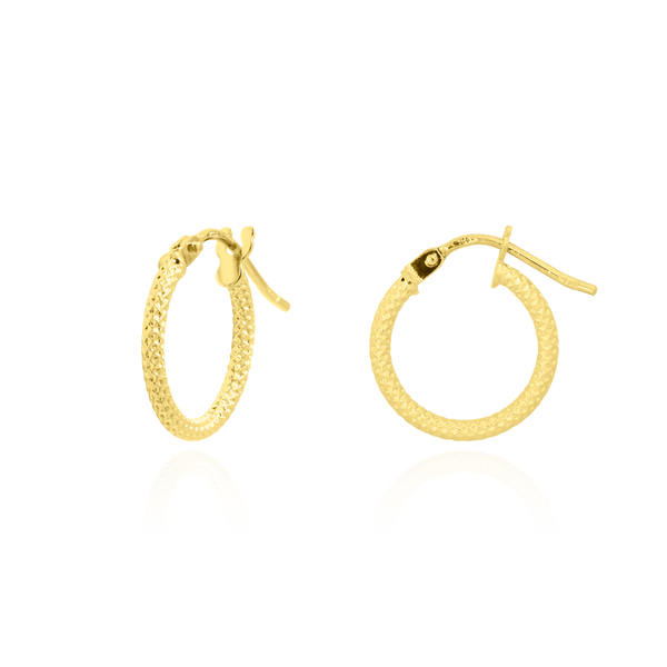 Boucles d'oreilles créoles anneaux sablés en Or Jaune, 18 Carats - 750/000.   Les créoles, véritables accessoires de mode intemporels, ajoutent une touche d'élégance à n'importe quelle tenue.   CARACTERISTIQUES :  Diamètre (cm) : 1.30 Epaisseur (mm) : 2.70 Poids (gr) : 0.79     Matière : Or 18 Carats - 750/000 20017