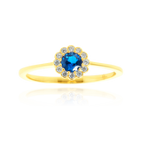 Solitaire rond serti d'un zirconium central bleu, couronné de zirconiums en forme de fleur, en Or Jaune 18 carats 750/000   CARACTERISTIQUES :  Motif central (mm) : 7.0 Epaisseur (mm) : 1.32 Poids (gr) : 1.66        Matière : Or 18 Carats - 750/000 20040