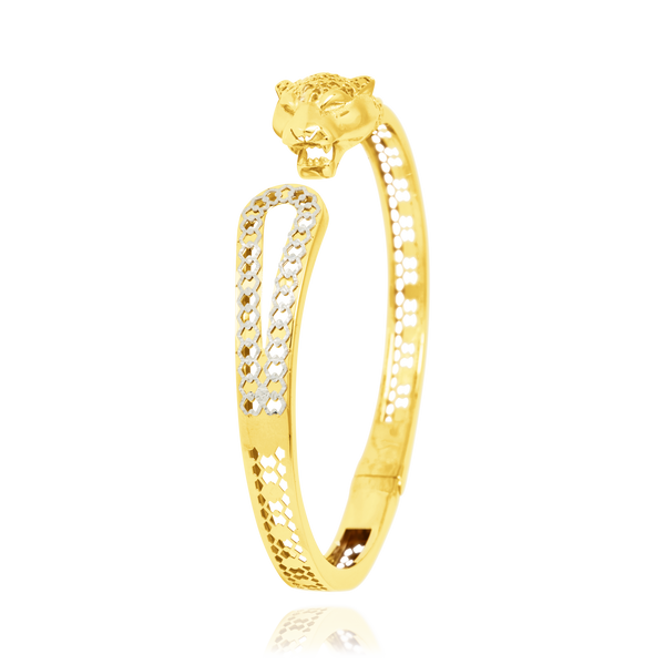 Jonc monté d’une panthère et motif filigrane, en Or Jaune et Or Blanc 18 Carats - 750/000.  Qu'il soit classique ou fantaisiste, le bracelet saura sans conteste faire plaisir.  CARACTERISTIQUES :  Diamètre jonc (cm) : 6.00 Poids (gr) : 10.79 Matière : Or 18 Carats - 750/000 20095 