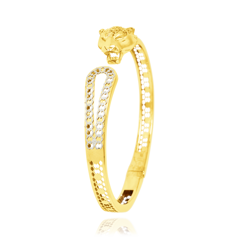 Jonc monté d’une panthère et motif filigrane, en Or Jaune et Or Blanc 18 Carats - 750/000.  Qu'il soit classique ou fantaisiste, le bracelet saura sans conteste faire plaisir.  CARACTERISTIQUES :  Diamètre jonc (cm) : 6.00 Poids (gr) : 10.79 Matière : Or 18 Carats - 750/000 20095 