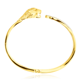 Jonc monté d’une panthère et motif filigrane, en Or Jaune et Or Blanc 18 Carats - 750/000.  Qu'il soit classique ou fantaisiste, le bracelet saura sans conteste faire plaisir.  CARACTERISTIQUES :  Diamètre jonc (cm) : 6.00 Poids (gr) : 10.79 Matière : Or 18 Carats - 750/000 20095 