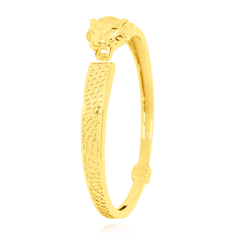 Jonc monté d’une panthère martelé, en Or Jaune 18 Carats - 750/000.  Qu'il soit classique ou fantaisiste, le bracelet saura sans conteste faire plaisir.  CARACTERISTIQUES :  Diamètre jonc (cm) : 6.00 Poids (gr) : 12.38 Matière : Or 18 Carats - 750/000 20096 