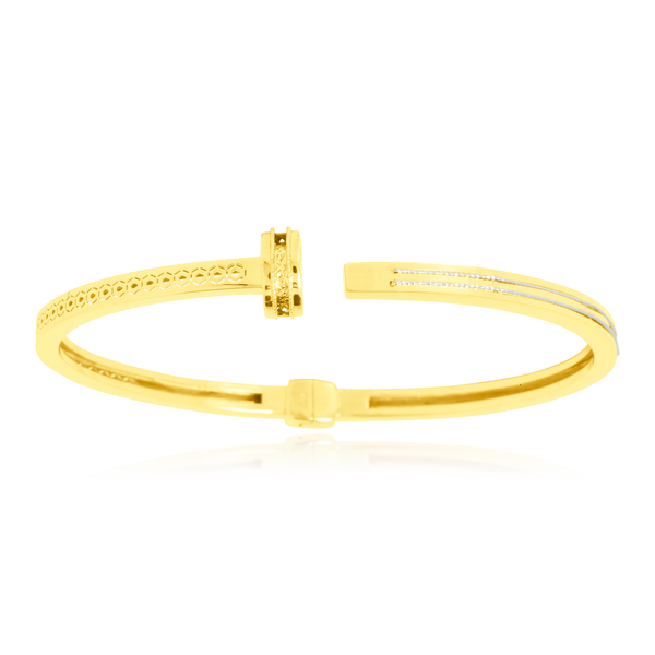 Jonc en forme de clou, en Or Jaune et Or Blanc 18 Carats - 750/000.  Qu'il soit classique ou fantaisiste, le bracelet saura sans conteste faire plaisir.  CARACTERISTIQUES :  Diamètre jonc (cm) : 6.20 Poids (gr) : 9.00 Matière : Or 18 Carats - 750/000 20097 