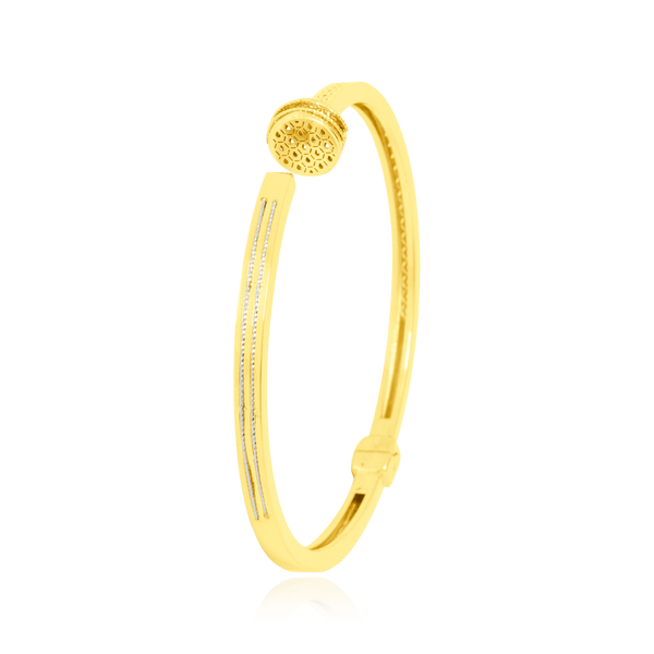 Jonc en forme de clou, en Or Jaune et Or Blanc 18 Carats - 750/000.  Qu'il soit classique ou fantaisiste, le bracelet saura sans conteste faire plaisir.  CARACTERISTIQUES :  Diamètre jonc (cm) : 6.20 Poids (gr) : 9.00 Matière : Or 18 Carats - 750/000 20097 