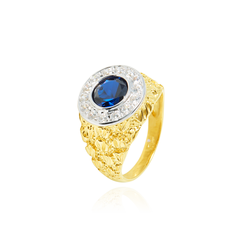 Chevalière ronde sertie d'un zirconium bleu, couronnée de zirconiums, en Or Jaune et Or Blanc 18 Carats- 750/000  La chevalière est le bijou indémodable qui a su traverser les époques pouvant se transmettre de père en fils.   CARACTERISTIQUES :  Diamètre motif central (mm) : 16.18 Poids (gr) : 8.02        Matière : Or 18 Carats - 750/000 20191 