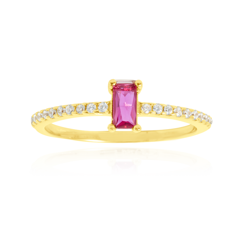 Bague sertie d'un zirconium central de forme rectangulaire rouge et de zirconiums blancs, en Or Jaune 18 Carats - 750/000.  Cinq possibilités d'embellir vos doigts, portez une de nos bagues.   CARACTERISTIQUES :  Pierre centrale (mm) : 5.70 x 3.76 Epaisseur (mm) : 1.44 Poids Moyen (gr) : 1.51     Matière : Or 18 Carats - 750/000 20219