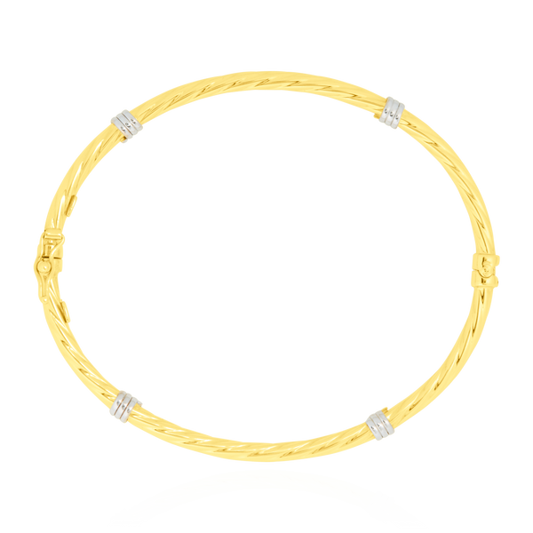 Jonc torsadé, monté de 4 inserts en Or Blanc, en Or Jaune 18 Carats - 750/000.  Qu'il soit classique ou fantaisiste, le bracelet saura sans conteste faire plaisir.  CARACTERISTIQUES :  Diamètre jonc (cm) : 6.00 Poids (gr) : 6.15 Matière : Or 18 Carats - 750/000 20223 