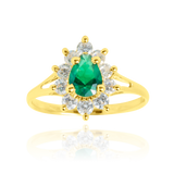 Bague marquise poire sertie d'un zirconium vert et de zirconiums blancs, en Or Jaune 18 Carats - 750/000.  Cinq possibilités d'embellir vos doigts, portez une de nos bagues.   CARACTERISTIQUES :  Motif central (mm) : 10.71 x 13.10 Epaisseur (mm) : 1.78 Poids (gr) : 2.32       Matière : Or 18 Carats - 750/000 20236