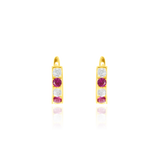 Boucles d'oreilles dormeuses serties de zirconiums blancs et rouges, Or Jaune, 18 Carats - 750/000.   Simples à arborer, les dormeuses sauront vous sublimer de jour comme de nuit.   CARACTERISTIQUES :  Hauteur (mm): 11.00 Poids (gr) : 1.13     Matière : Or 18 Carats - 750/000 20254