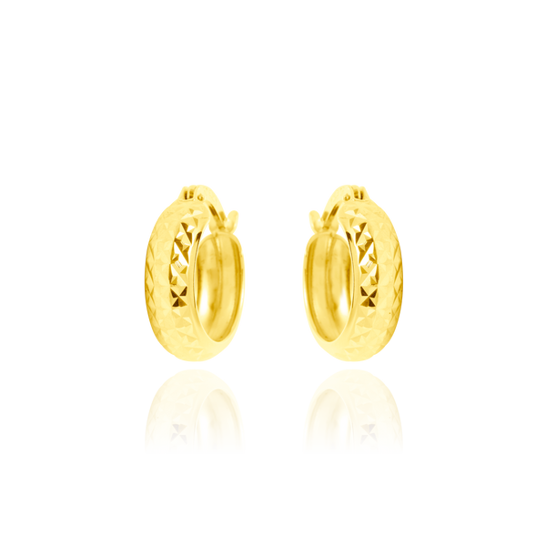 Boucles d'oreilles créoles bombées et diamantées, en Or Jaune 18 Carats - 750/000.  Les créoles, véritables accessoires de mode intemporels, ajoutent une touche d'élégance à n'importe quelle tenue.   CARACTERISTIQUES :  Diamètre (cm) : 1.00 Epaisseur (mm) : 4.54 Poids (gr) : 2.05 Matière : Or 18 Carats - 750/000 20265