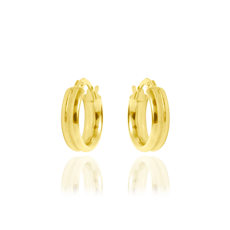 Boucles d'oreilles créoles bombées, lisses et mates en Or Jaune, 18 Carats - 750/000.  Les créoles, véritables accessoires de mode intemporels, ajoutent une touche d'élégance à n'importe quelle tenue.    CARACTERISTIQUES :  Diamètre (cm) : 1.00 Epaisseur (mm) : 4.00 Poids (gr) : 2.04 Matière : Or 18 Carats - 750/000 20272