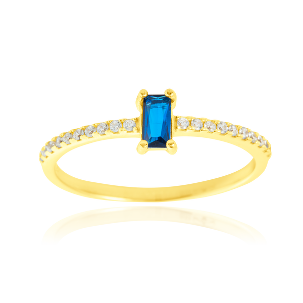 Bague sertie d'un zirconium central de forme rectangulaire bleu et de zirconiums blancs, en Or Jaune 18 Carats - 750/000.  Cinq possibilités d'embellir vos doigts, portez une de nos bagues.  CARACTERISTIQUES :  Motif central (mm) : 3.62 x 5.71 Epaisseur (mm) : 1.50 Poids (gr) : 1.57     Matière : Or 18 Carats - 750/000 20279