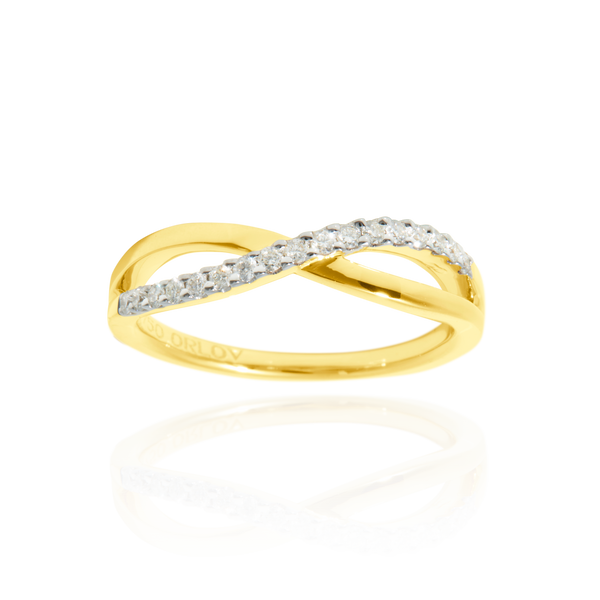 Alliance croisée lisse et sertie de diamants, en Or Jaune et Or Blanc 18 Carats- 750/000.  L'alliance est plus qu'un simple bijou, elle est la matérialisation physique d'un amour inconditionnel entre deux êtres.  Gravure possible   CARACTERISTIQUES :   Largeur motif (mm) : 4.90 Poids (gr) : 3.78 Nombre de diamants : 17 Carats : 0.201   Matière : Or 18 Carats - 750/000 20301- 20764