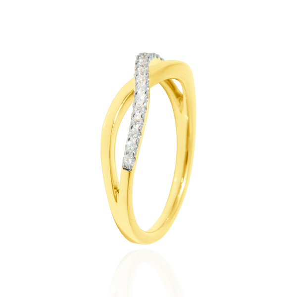 Alliance croisée lisse et sertie de diamants, en Or Jaune et Or Blanc 18 Carats- 750/000.  L'alliance est plus qu'un simple bijou, elle est la matérialisation physique d'un amour inconditionnel entre deux êtres.  Gravure possible   CARACTERISTIQUES :   Largeur motif (mm) : 4.90 Poids (gr) : 3.78 Nombre de diamants : 17 Carats : 0.201   Matière : Or 18 Carats - 750/000 20301- 20764