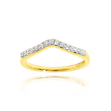 Alliance en forme de "V", sertie de diamants, en Or Jaune et Or Blanc 18 Carats - 750/000.  L'alliance est plus qu'un simple bijou, elle est la matérialisation physique d'un amour inconditionnel entre deux êtres.  Gravure possible   CARACTERISTIQUES :   Poids (gr) : 3.10 Nombre de diamants : 15 Carats : 0.209   Matière : Or 18 Carats - 750/000 20302 - 20765