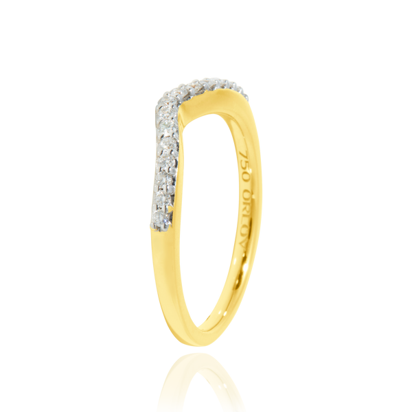 Alliance en forme de "V", sertie de diamants, en Or Jaune et Or Blanc 18 Carats - 750/000.  L'alliance est plus qu'un simple bijou, elle est la matérialisation physique d'un amour inconditionnel entre deux êtres.  Gravure possible   CARACTERISTIQUES :   Poids (gr) : 3.10 Nombre de diamants : 15 Carats : 0.209   Matière : Or 18 Carats - 750/000 20302 - 207650