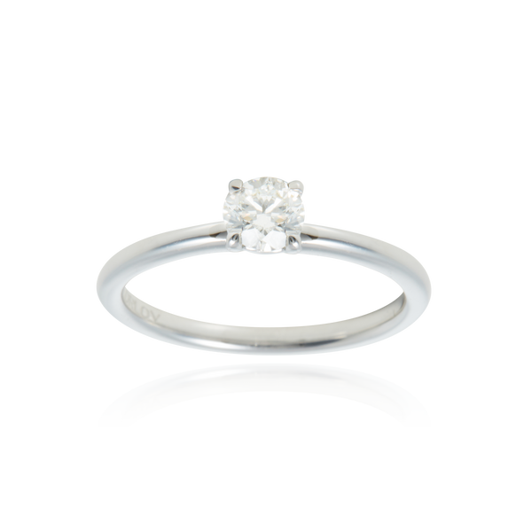 Solitaire, serti d'un diamant princesse, en Or Blanc 18 Carats- 750/000   CARACTERISTIQUES :   Largeur du corps (mm) : 1.90 Largeur motif (mm) : 4.67 Poids (gr) : 2.58 Nombre de diamant : 1 Carats : 0.400 Matière : Or 18 Carats - 750/000 20304