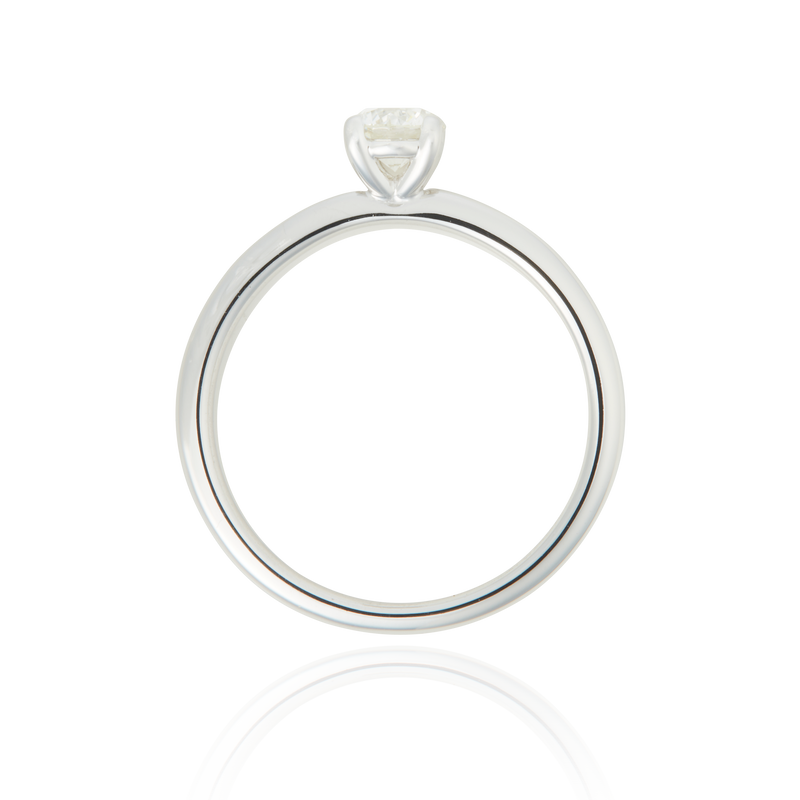 Solitaire, serti d'un diamant princesse, en Or Blanc 18 Carats- 750/000   CARACTERISTIQUES :   Largeur du corps (mm) : 1.90 Largeur motif (mm) : 4.67 Poids (gr) : 2.58 Nombre de diamant : 1 Carats : 0.400 Matière : Or 18 Carats - 750/000 20304