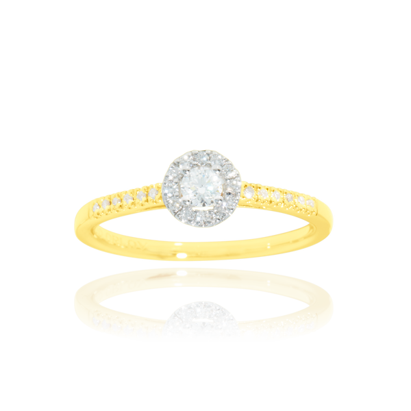 Solitaire, serti de diamants ronds, en Or Jaune et Or Blanc 18 Carats - 750/000   CARACTERISTIQUES :   Largeur du corps (mm) : 1.60 Largeur motif (mm) : 6.30 Poids (gr) : 3.76 Nombre de diamants : 25  -  Carats : 0.26 Matière : Or 18 Carats - 750/000 20368