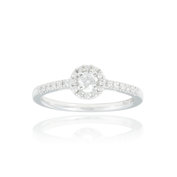 Solitaire, serti de diamants ronds, en Or Blanc 18 Carats - 750/000   CARACTERISTIQUES :   Largeur du corps (mm) : 1.60 Largeur motif (mm) : 6.30 Poids (gr) : 2.41 Nombre de diamants : 25  -  Carats : 0.27 Matière : Or 18 Carats - 750/000 20369