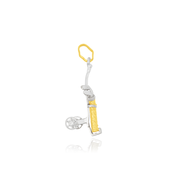 Pendentif en forme de Club de golf en Or Blanc et Or Jaune 18 Carats - 750/000.     CARACTERISTIQUES :  Dimensions H x l (mm) : 26.2 x 8.5 Poids (gr) : 2.56 Matière : Or 18 Carats - 750/000 3952 