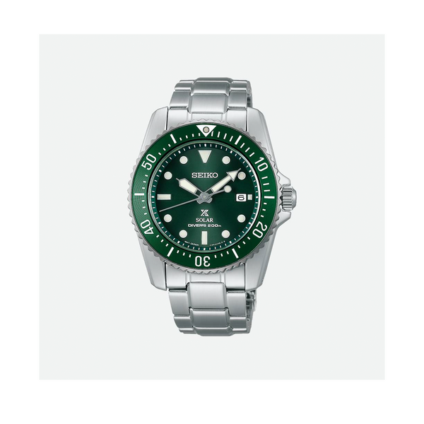 La montre Prospex SNE583P1 est dotée d'un boîtier de 38,5mm de diamètre et d'un bracelet en acier inoxydable. Son magnifique cadran vert est réhaussé d'une lunette de couleur verte pour plus d'intensité. En plus d'être pratique et de faire tourner les têtes, cette Prospex étanche à 200 mètres est animée par un mouvement à quartz solaire. 