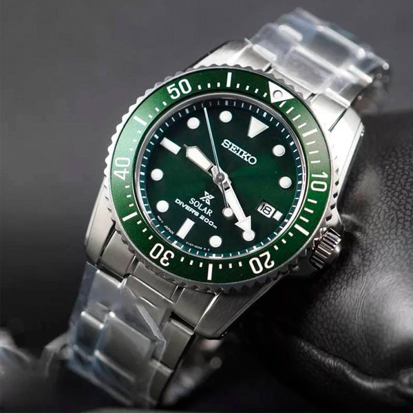 La montre Prospex SNE583P1 est dotée d'un boîtier de 38,5mm de diamètre et d'un bracelet en acier inoxydable. Son magnifique cadran vert est réhaussé d'une lunette de couleur verte pour plus d'intensité. En plus d'être pratique et de faire tourner les têtes, cette Prospex étanche à 200 mètres est animée par un mouvement à quartz solaire. 