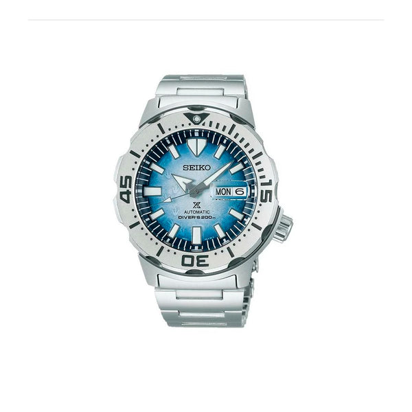 La montre Prospex SRPG57K1 est une édition spéciale "Save the Ocean" inspirée cette année par la protection des manchots dans l'Antarctique que l'on retrouve sur le cadran. Cette version de 42,4 mm est montée sur un bracelet en acier et est conçue pour résister aux conditions extrêmes des sports aquatiques avec son étanchéité à 200 mètres. Son cadran bleu polaire est parcouru de larges index en Lumibrite et vous permettra une lecture optimale de l'heure lors de vos explorations.