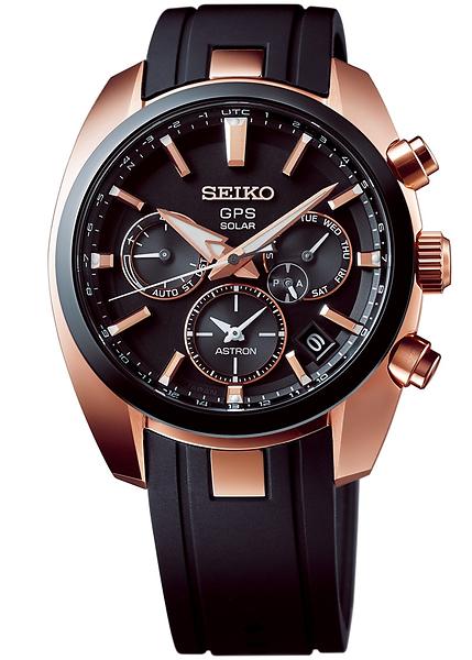 Montre Homme Seiko SSH024J1 Astron 5X53 Acier IP Rosé. Boîtier en acier rose de 42,7 mm de diamètre. Bracelet en silicone noir. Cadran noir. Lunette noire. Calendrier multifonction. Submersible à 100m. 